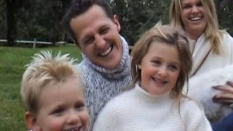 Na foto há 4 pessoas, duas crianças, sendo uma menina e um menino, e dois adultos.