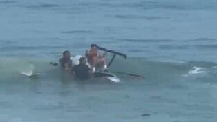 Resgate de pessoas que estavam a bordo de helicóptero que caiu no mar