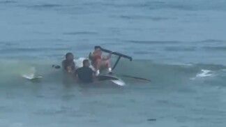 Resgate de pessoas que estavam a bordo de helicóptero que caiu no mar