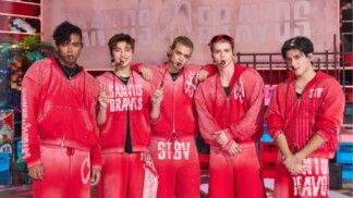 Há 5 homens na foto, todos estão de roupa vermelha com escritos em branco.