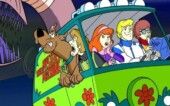 Desenho Sooby-doo. Os personagens estão na van enquanto fogem.