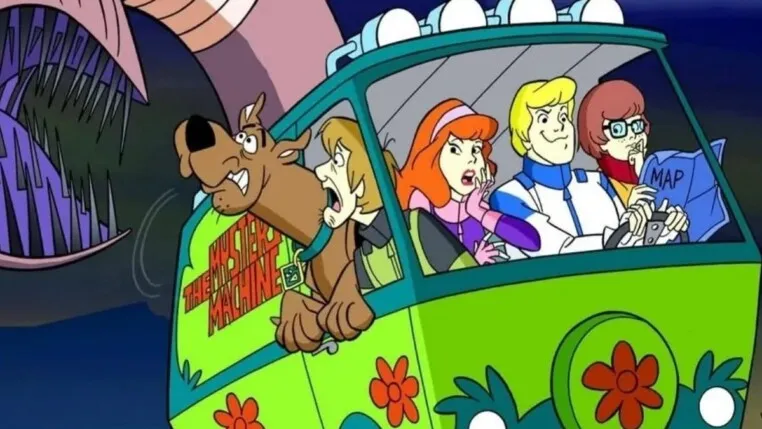 Desenho Sooby-doo. Os personagens estão na van enquanto fogem.