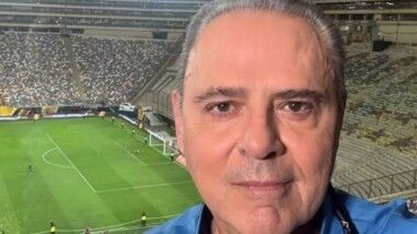 sem-luis-roberto-globo-busca-substituto-copa-2026 Homem branco olhando para a câmera e atrás dele tem um campo de futebol.