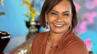 Mulher de cabelo curto sorrindo.