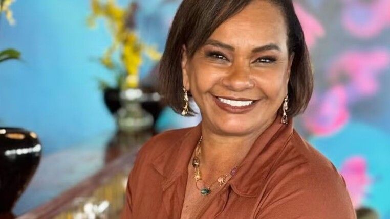 Mulher de cabelo curto sorrindo.