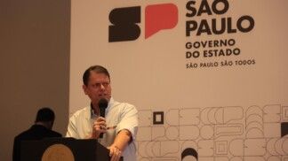 Tarcísio de Freitas dá entrevista coletiva