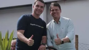 enador Flávio Bolsonaro (PL-RJ), pré-candidato à Presidência, e o governador de São Paulo, Tarcísio de Freitas (Republicanos), durante visita à Agrishow, evento que reúne produtores rurais em Ribeirão Preto (SP)