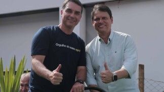 enador Flávio Bolsonaro (PL-RJ), pré-candidato à Presidência, e o governador de São Paulo, Tarcísio de Freitas (Republicanos), durante visita à Agrishow, evento que reúne produtores rurais em Ribeirão Preto (SP)