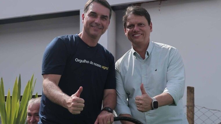 enador Flávio Bolsonaro (PL-RJ), pré-candidato à Presidência, e o governador de São Paulo, Tarcísio de Freitas (Republicanos), durante visita à Agrishow, evento que reúne produtores rurais em Ribeirão Preto (SP)