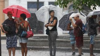 Pessoas com guarda-chuva na rua