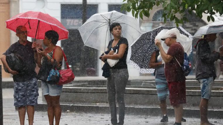 Pessoas com guarda-chuva na rua