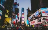 Times Square à noite, com movimentação de pessoas