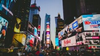Times Square à noite, com movimentação de pessoas