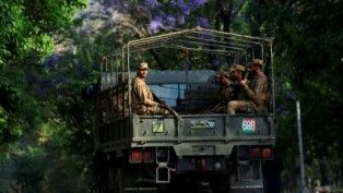 Soldados do Exército do Paquistão patrulham a área de D Chowk, próximo à Casa do Presidente, enquanto o país se prepara para receber Estados Unidos e Irã para a segunda fase de negociações de paz, em Islamabad, Paquistão