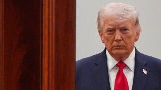 O presidente dos Estados Unidos, Donald Trump, chega vindo da Sala Azul para falar sobre a guerra com o Irã no Cross Hall da Casa Branca