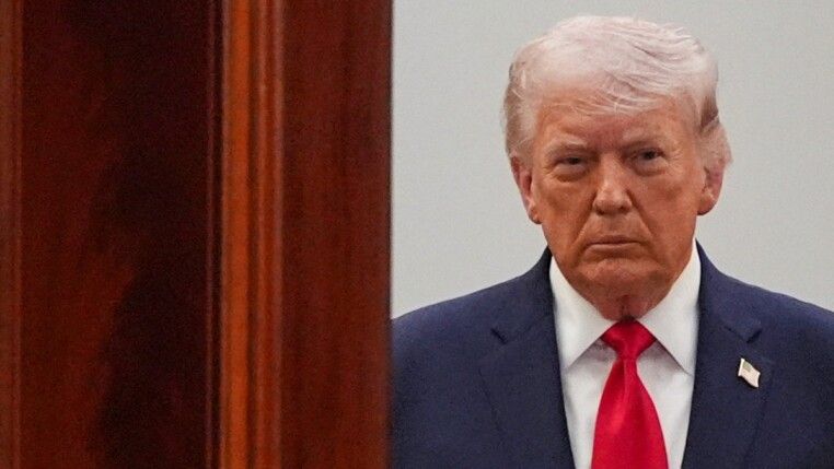O presidente dos Estados Unidos, Donald Trump, chega vindo da Sala Azul para falar sobre a guerra com o Irã no Cross Hall da Casa Branca