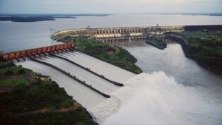 Água em volume escoando na Hidrelétrica Itaipu