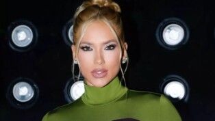 Virginia com vestido verde e de cabelo preso.