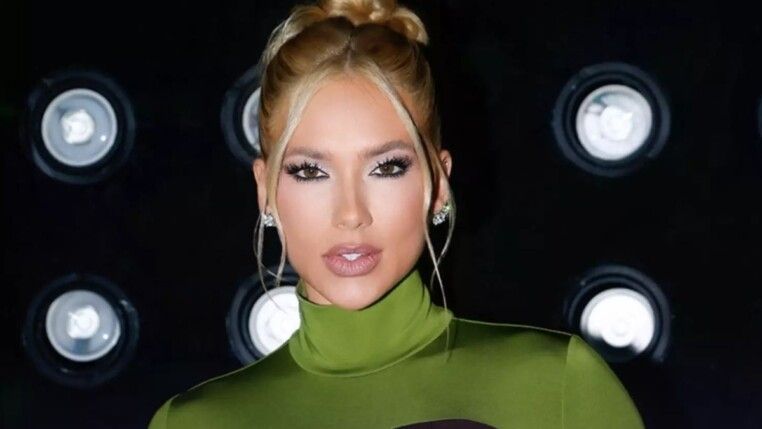 Virginia com vestido verde e de cabelo preso.