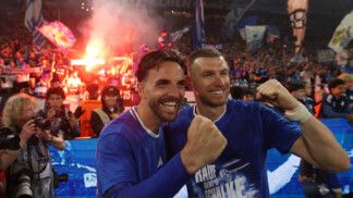 Dzeko comemora vitória do Schalke, no futebol alemão.