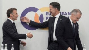 O presidente francês Emmanuel Macron, o secretário-geral da OTAN Mark Rutte e o primeiro-ministro do Canadá Mark Carney durante a cúpula da Comunidade Política Europeia em Yerevan, Armênia.