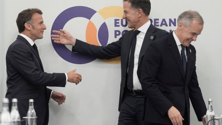 O presidente francês Emmanuel Macron, o secretário-geral da OTAN Mark Rutte e o primeiro-ministro do Canadá Mark Carney durante a cúpula da Comunidade Política Europeia em Yerevan, Armênia.