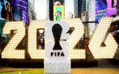 Logo da Copa, com imagem da taça, exibidas na Times Square, em Nova York