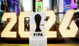 Logo da Copa, com imagem da taça, exibidas na Times Square, em Nova York