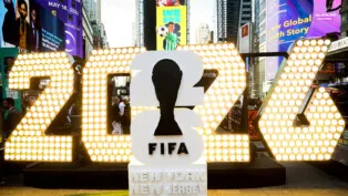 Logo da Copa, com imagem da taça, exibidas na Times Square, em Nova York