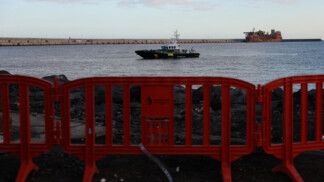 Embarcação da Guarda Civil espanhola no porto de Granadilla de Abona, onde o cruzeiro MV Hondius deve atracar após ser afetado por um surto de hantavírus, em Tenerife, Espanha,