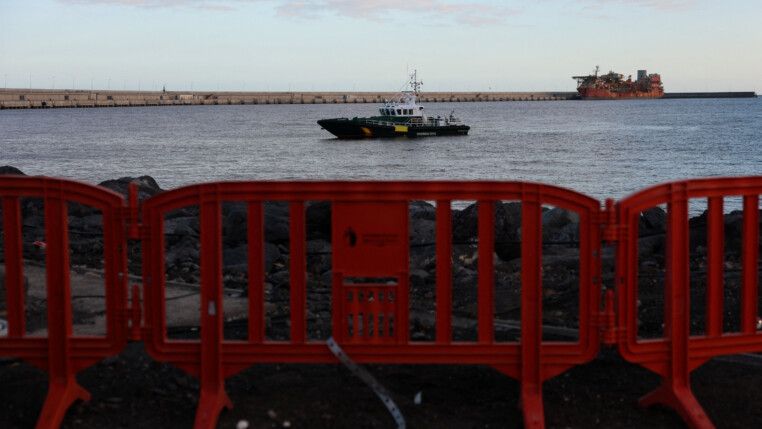 Embarcação da Guarda Civil espanhola no porto de Granadilla de Abona, onde o cruzeiro MV Hondius deve atracar após ser afetado por um surto de hantavírus, em Tenerife, Espanha,