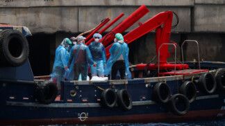 Passageiros do navio de cruzeiro MV Hondius, afetados por um surto de hantavírus, são transferidos de barco para o porto após desembarcarem, no porto de Granadilla de Abona, em Tenerife, Espanha