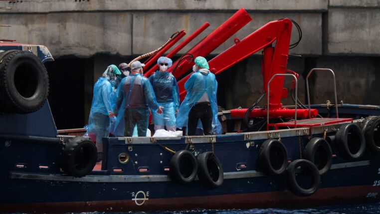 Passageiros do navio de cruzeiro MV Hondius, afetados por um surto de hantavírus, são transferidos de barco para o porto após desembarcarem, no porto de Granadilla de Abona, em Tenerife, Espanha
