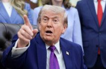 Trump aponta o dedo enquanto fala com os jornalistas