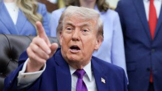 Trump aponta o dedo enquanto fala com os jornalistas