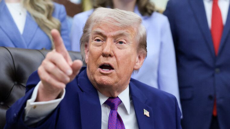 Trump aponta o dedo enquanto fala com os jornalistas