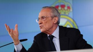 Florentino Pérez gesticula durante entrevista coletiva