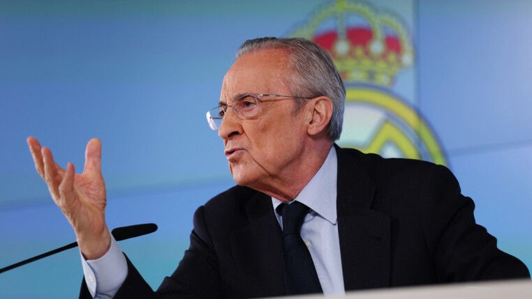Florentino Pérez gesticula durante entrevista coletiva