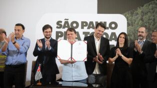 Tarcísio exibe assinatura de documento ao lado de secretários estaduais