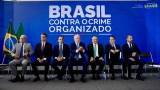 Lula está sentado na companhia do vice Geraldo Alckmin, do presidente da Câmara, Hugo Motta, e outros