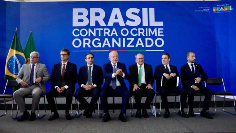 Lula está sentado na companhia do vice Geraldo Alckmin, do presidente da Câmara, Hugo Motta, e outros