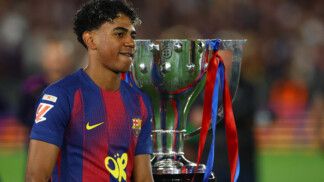 Soccer Football - LaLiga - FC Barcelona v Real Madrid - Spotify Camp Nou, Barcelona, Spain - May 10, 2026 FC Barcelona's Lamine Yamal celebrates next to the trophy after winning the LaLiga REUTERS/Albert Gea