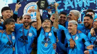 Soccer Football - Argentina Primera Division - Torneo Apertura - Final - River Plate v Belgrano - Mario Alberto Kempes Stadium, Cordoba, Argentina - May 24, 2026 Belgrano's Lucas Zelarayan lifts the trophy as he celebrates with teammates after winning the Torneo Apertura REUTERS/Agustin Marcarian TPX IMAGES OF THE DAY