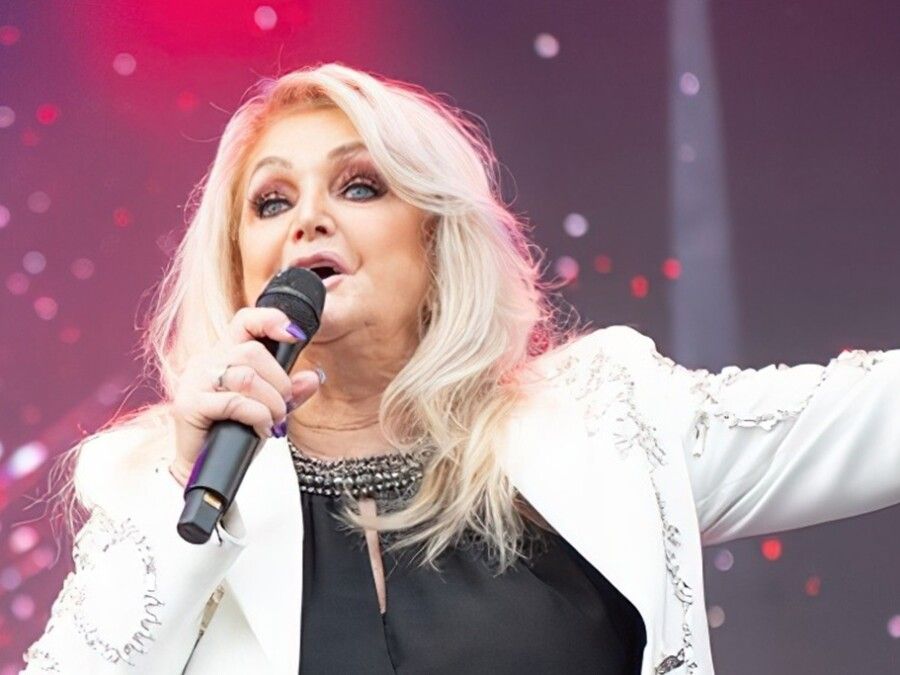 Bonnie Tyler passa por cirurgia intestinal de emergência em