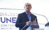 Ciro Gomes fala ao microfone durante discurso