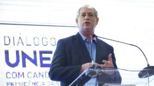Ciro Gomes fala ao microfone durante discurso