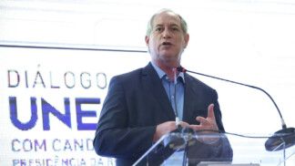 Ciro Gomes fala ao microfone durante discurso