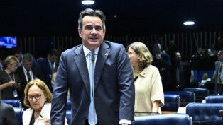 Ciro Nogueira fala ao microfone no plenário do Senado