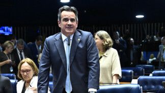 Ciro Nogueira fala ao microfone no plenário do Senado