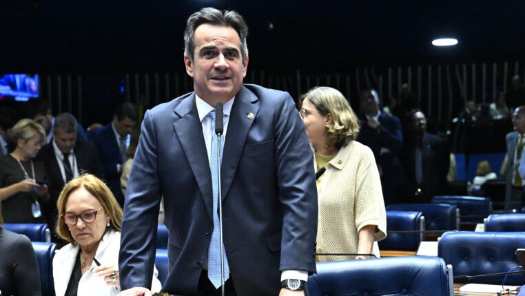Ciro Nogueira fala ao microfone no plenário do Senado
